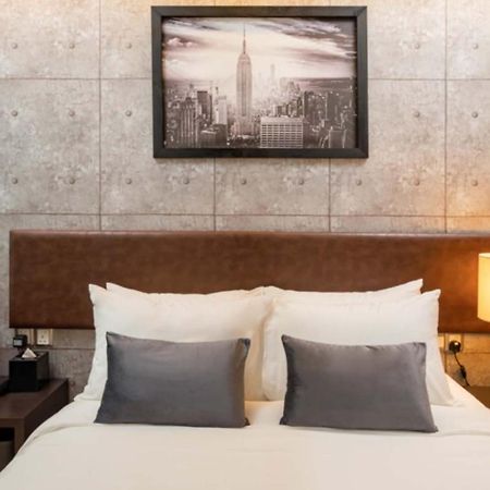 Centrestage Petaling Jaya By Perfect Host Hotel Bagian luar foto A bedroom at the hotel