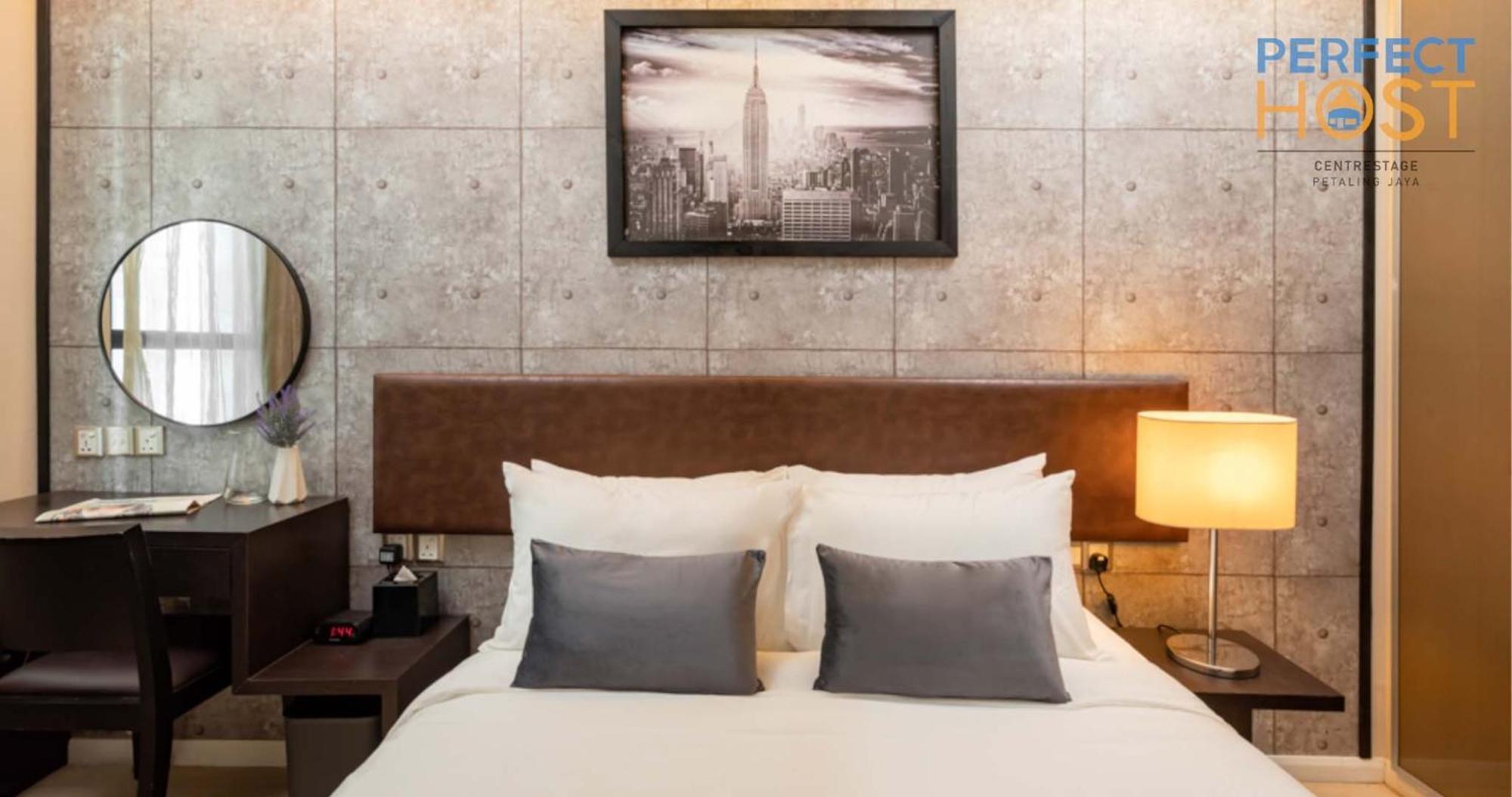 Centrestage Petaling Jaya By Perfect Host Hotel Bagian luar foto A bedroom at the hotel
