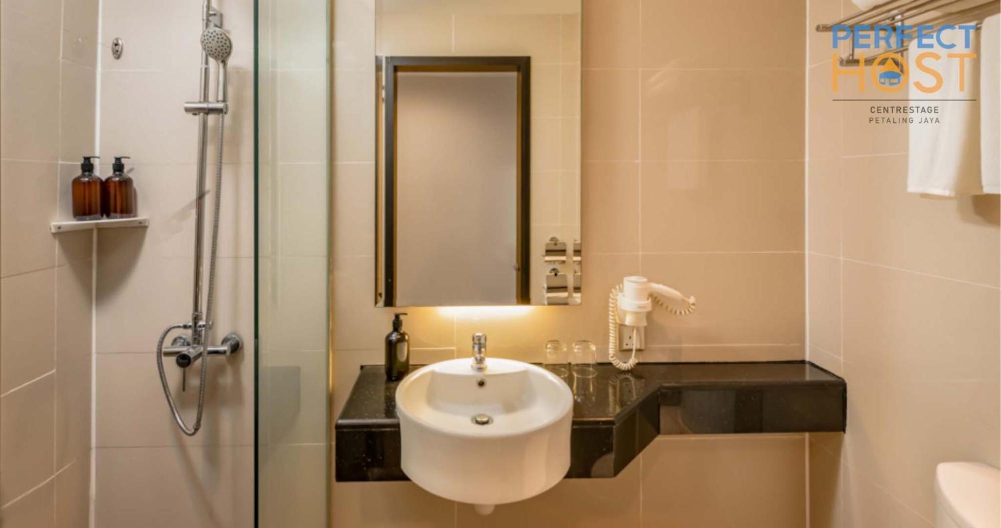 Centrestage Petaling Jaya By Perfect Host Hotel Bagian luar foto Bathroom