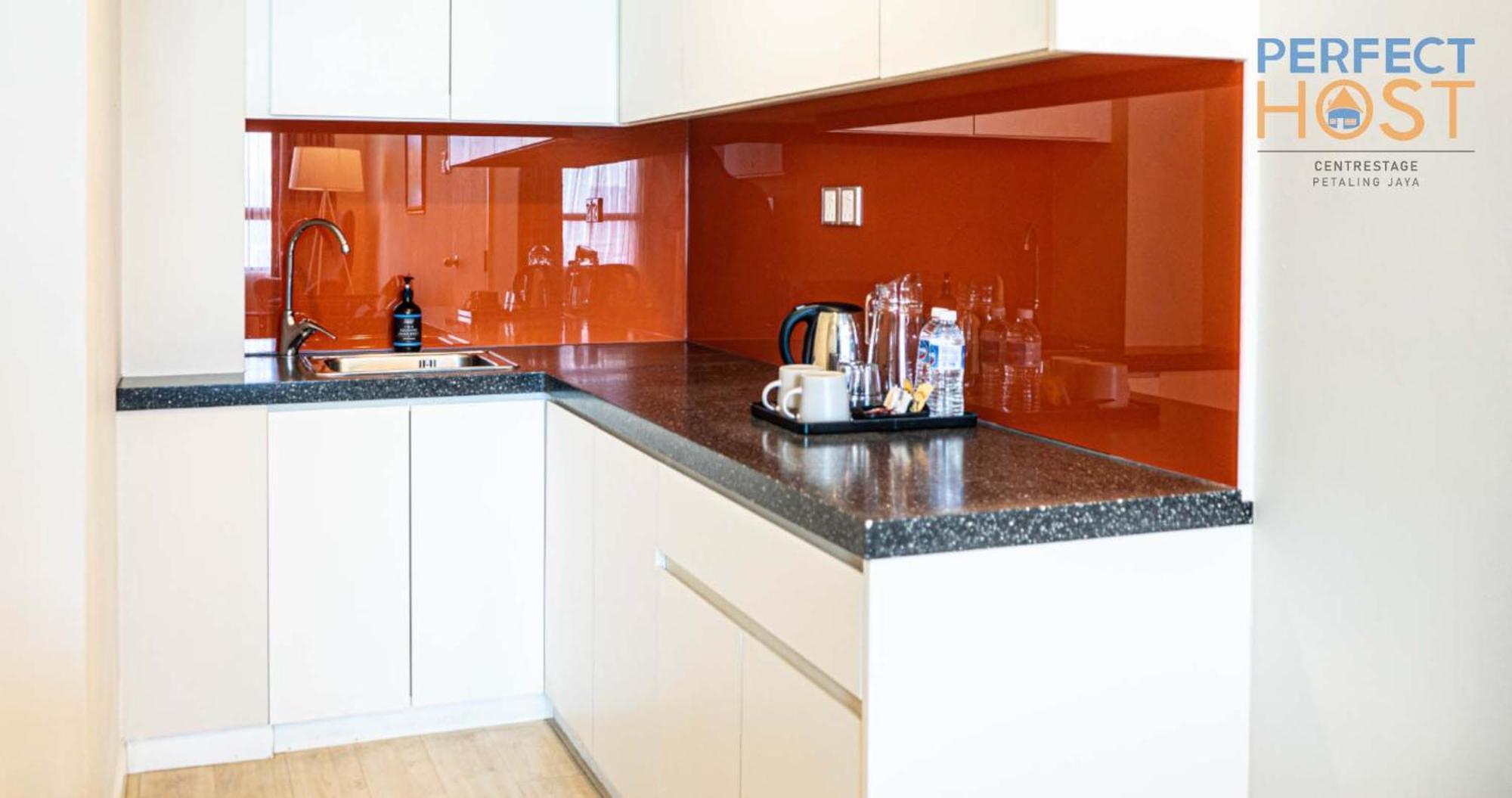 Centrestage Petaling Jaya By Perfect Host Hotel Bagian luar foto A kitchen with a granite countertop