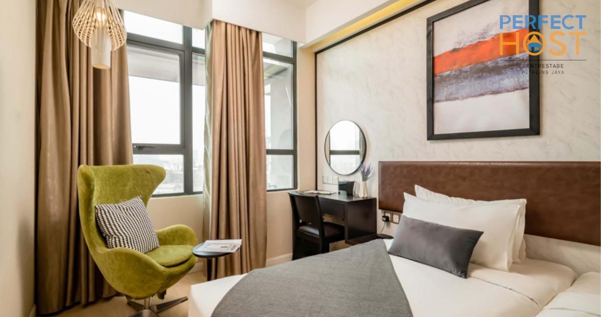 Centrestage Petaling Jaya By Perfect Host Hotel Bagian luar foto A bedroom at the hotel