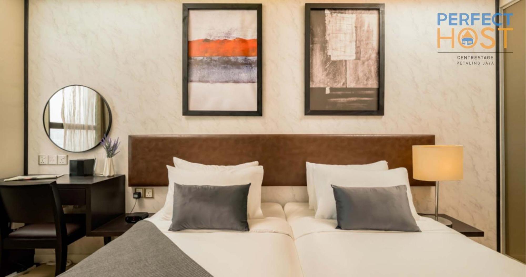 Centrestage Petaling Jaya By Perfect Host Hotel Bagian luar foto A bedroom at the hotel
