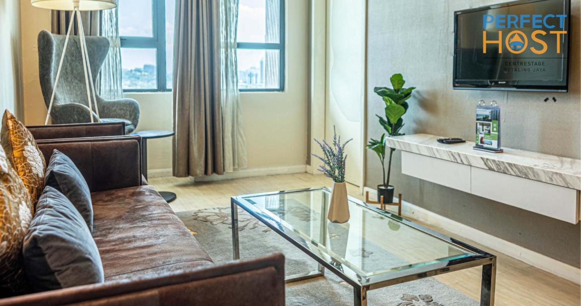 Centrestage Petaling Jaya By Perfect Host Hotel Bagian luar foto A living room at the hotel