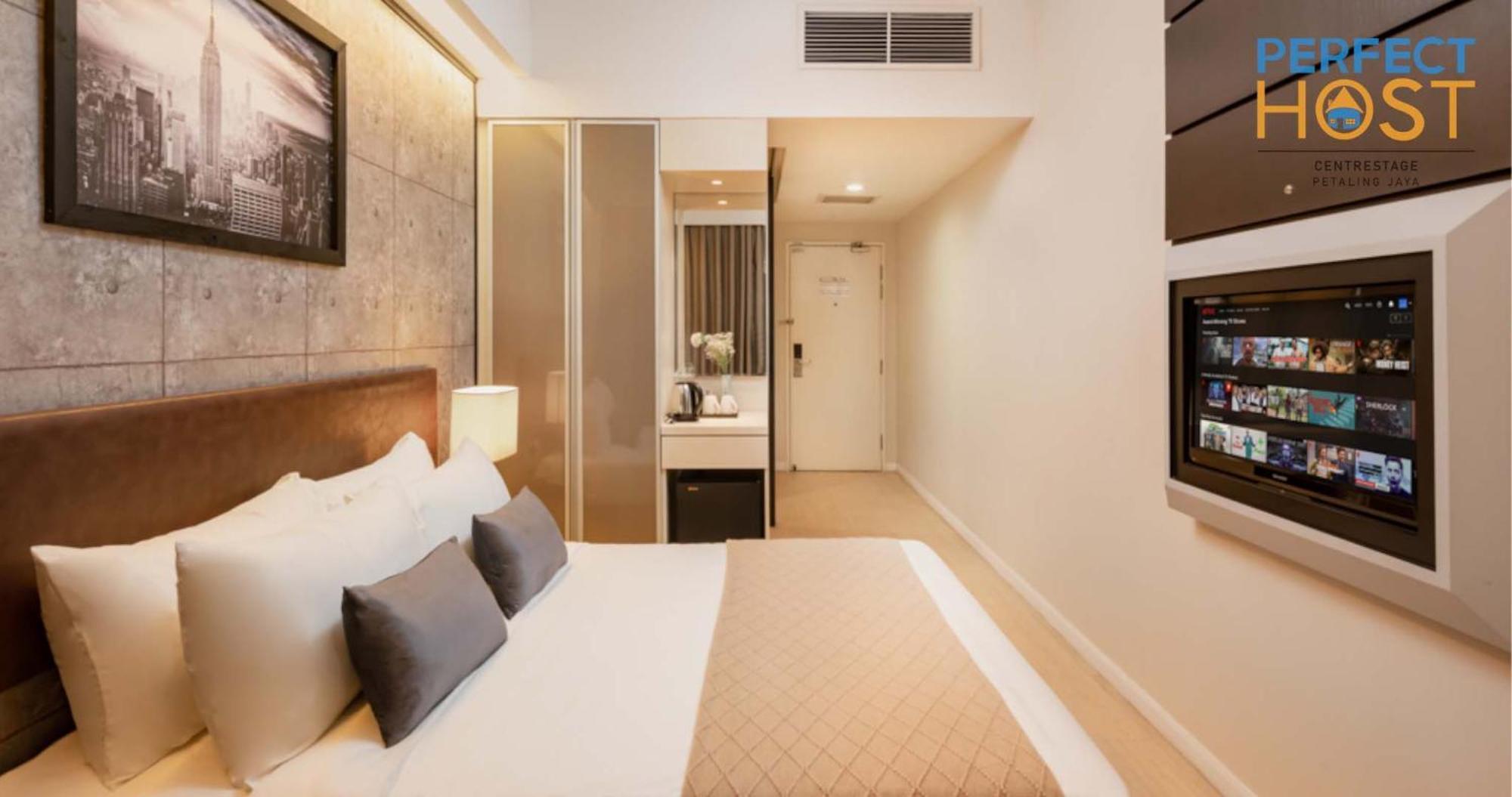 Centrestage Petaling Jaya By Perfect Host Hotel Bagian luar foto A room at the hotel