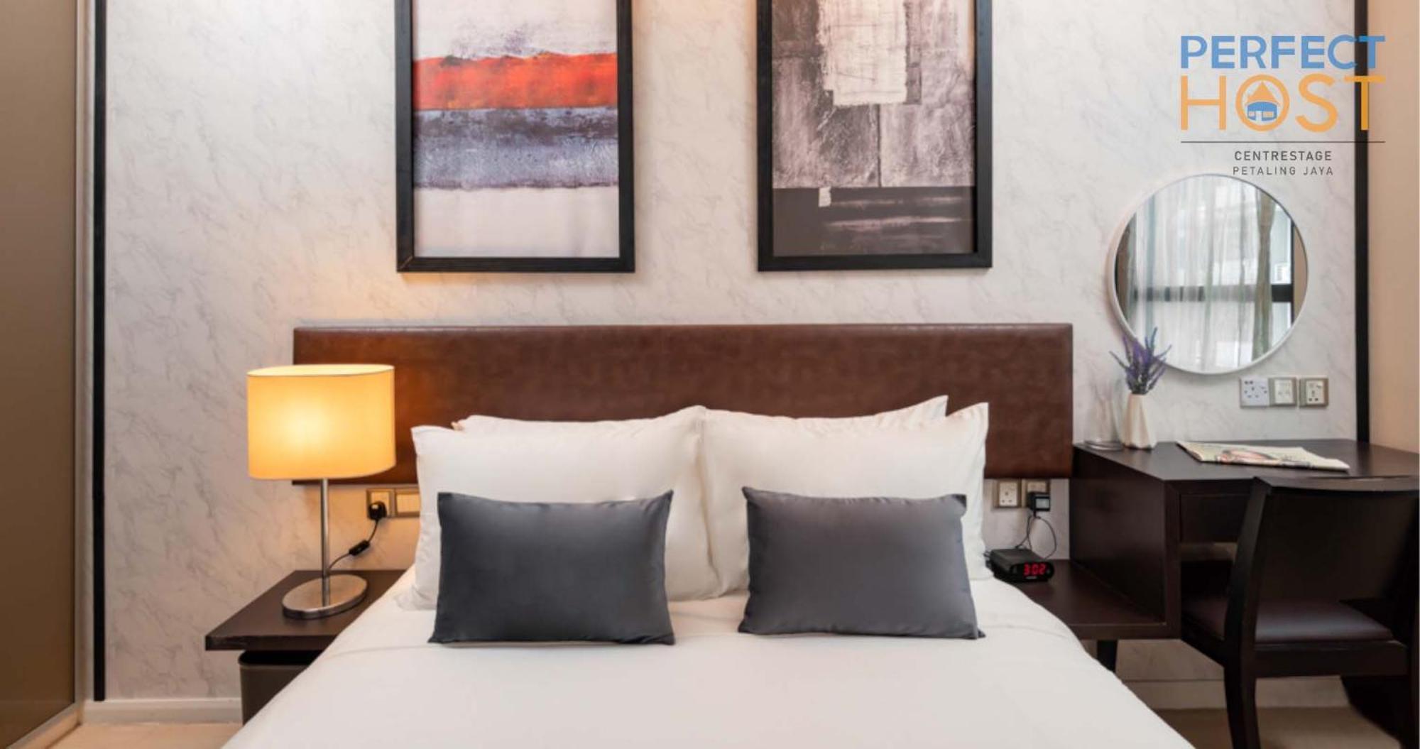 Centrestage Petaling Jaya By Perfect Host Hotel Bagian luar foto A bedroom at the hotel