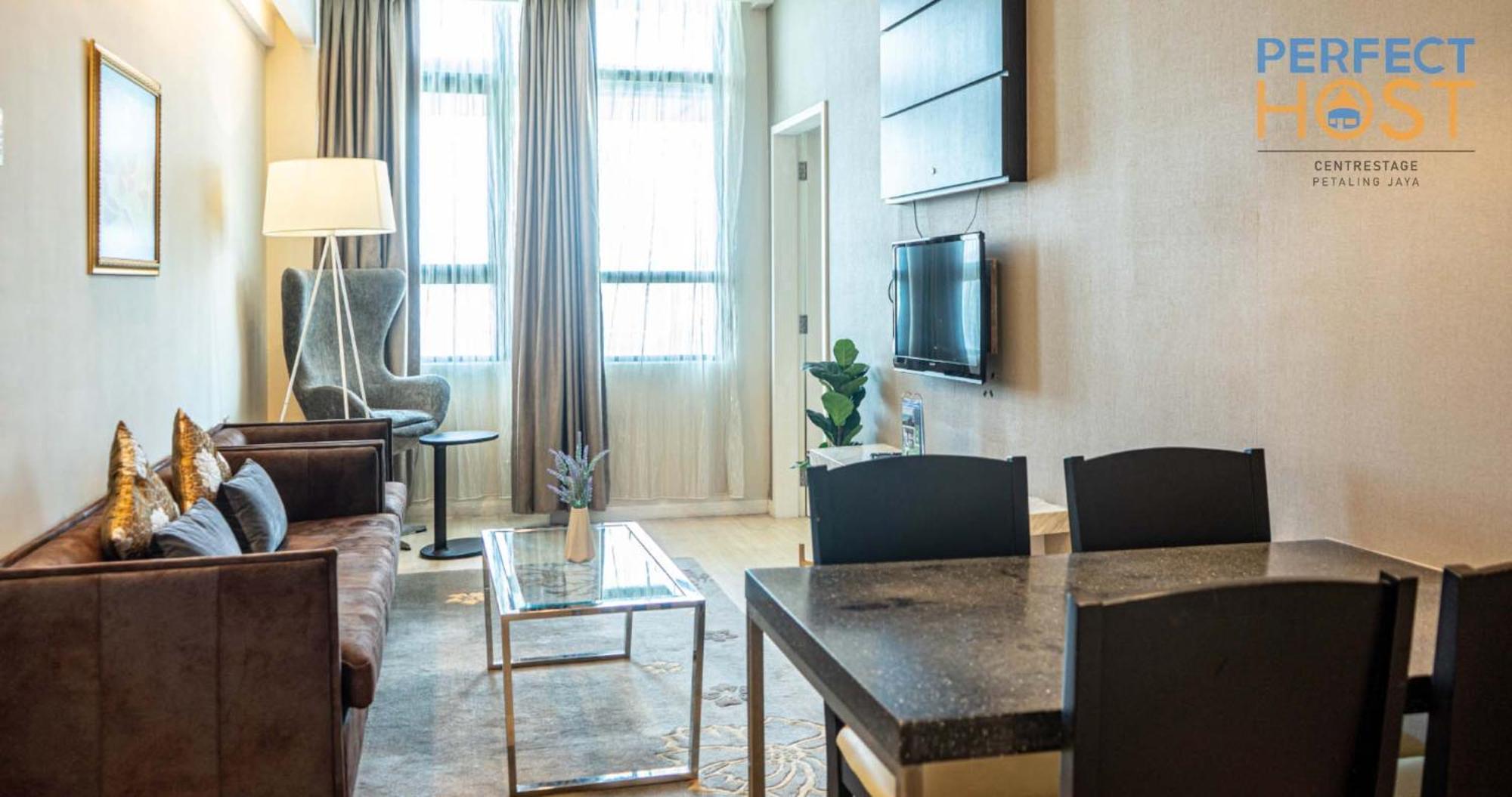 Centrestage Petaling Jaya By Perfect Host Hotel Bagian luar foto A living room in a serviced apartment in Warsaw, Poland