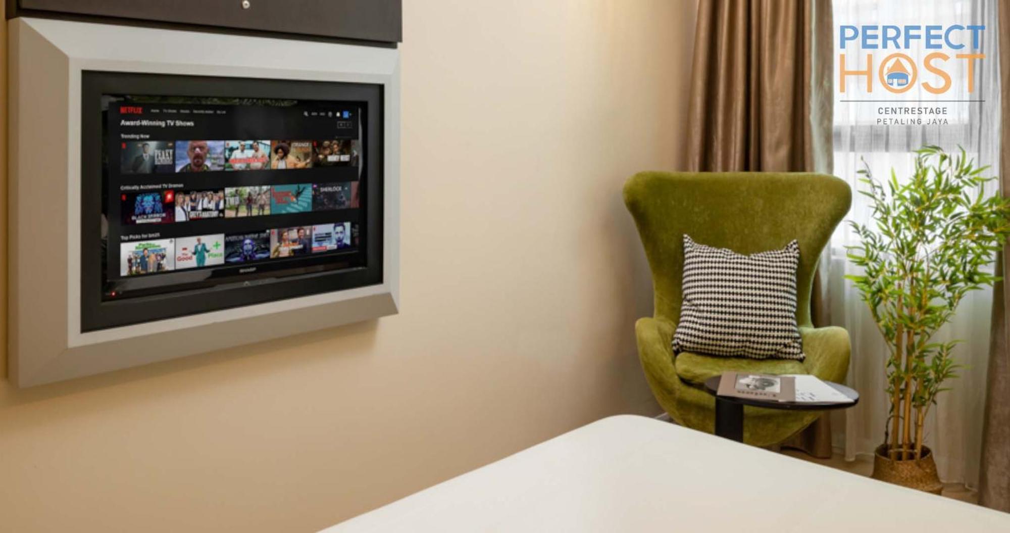 Centrestage Petaling Jaya By Perfect Host Hotel Bagian luar foto A television in a hotel room